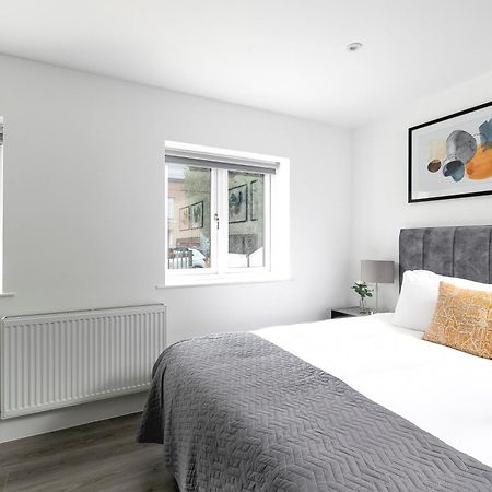 Cozy Apartments With King Size Beds Near Enfield Town & Chase Farm Train Stations With Wifi And Parking Esterno foto