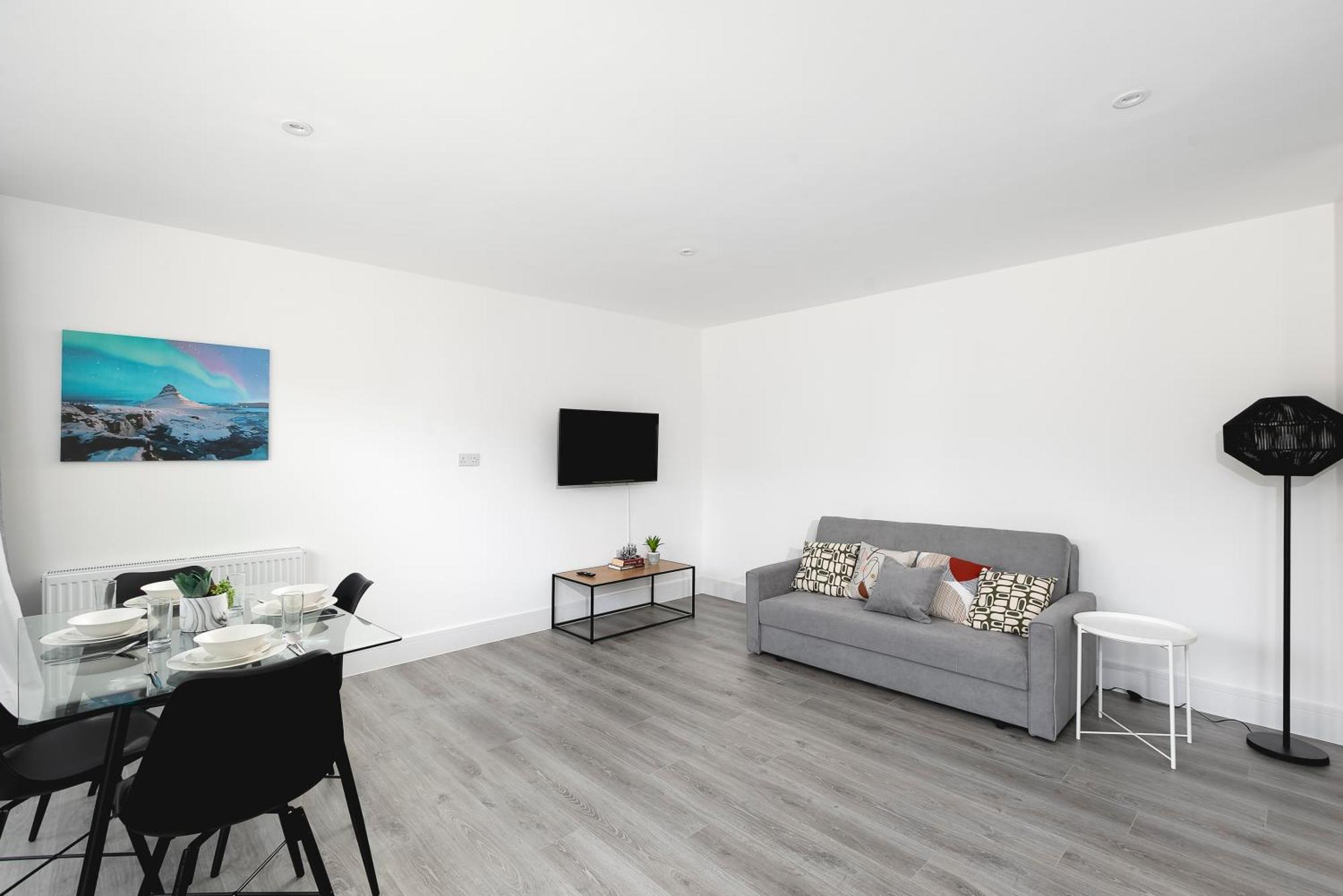 Cozy Apartments With King Size Beds Near Enfield Town & Chase Farm Train Stations With Wifi And Parking Esterno foto