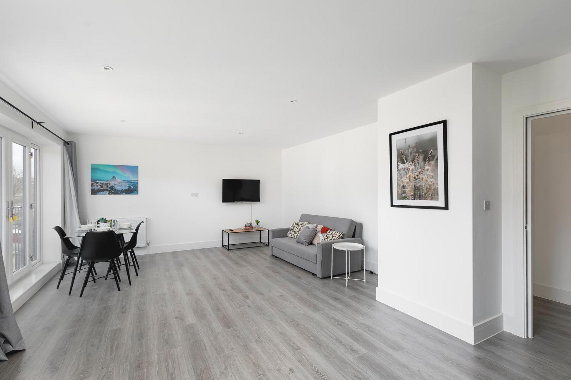 Cozy Apartments With King Size Beds Near Enfield Town & Chase Farm Train Stations With Wifi And Parking Esterno foto