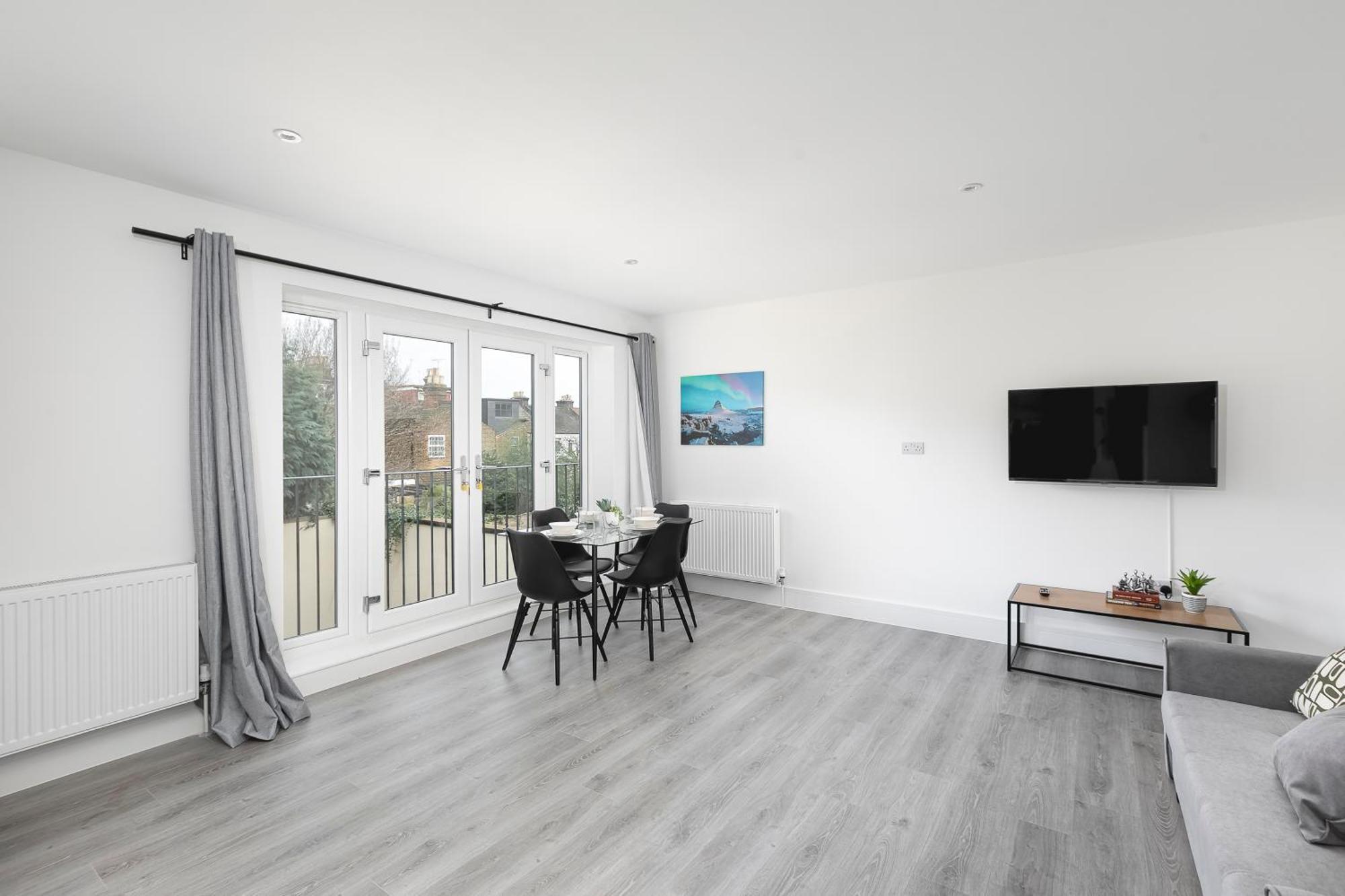 Cozy Apartments With King Size Beds Near Enfield Town & Chase Farm Train Stations With Wifi And Parking Esterno foto