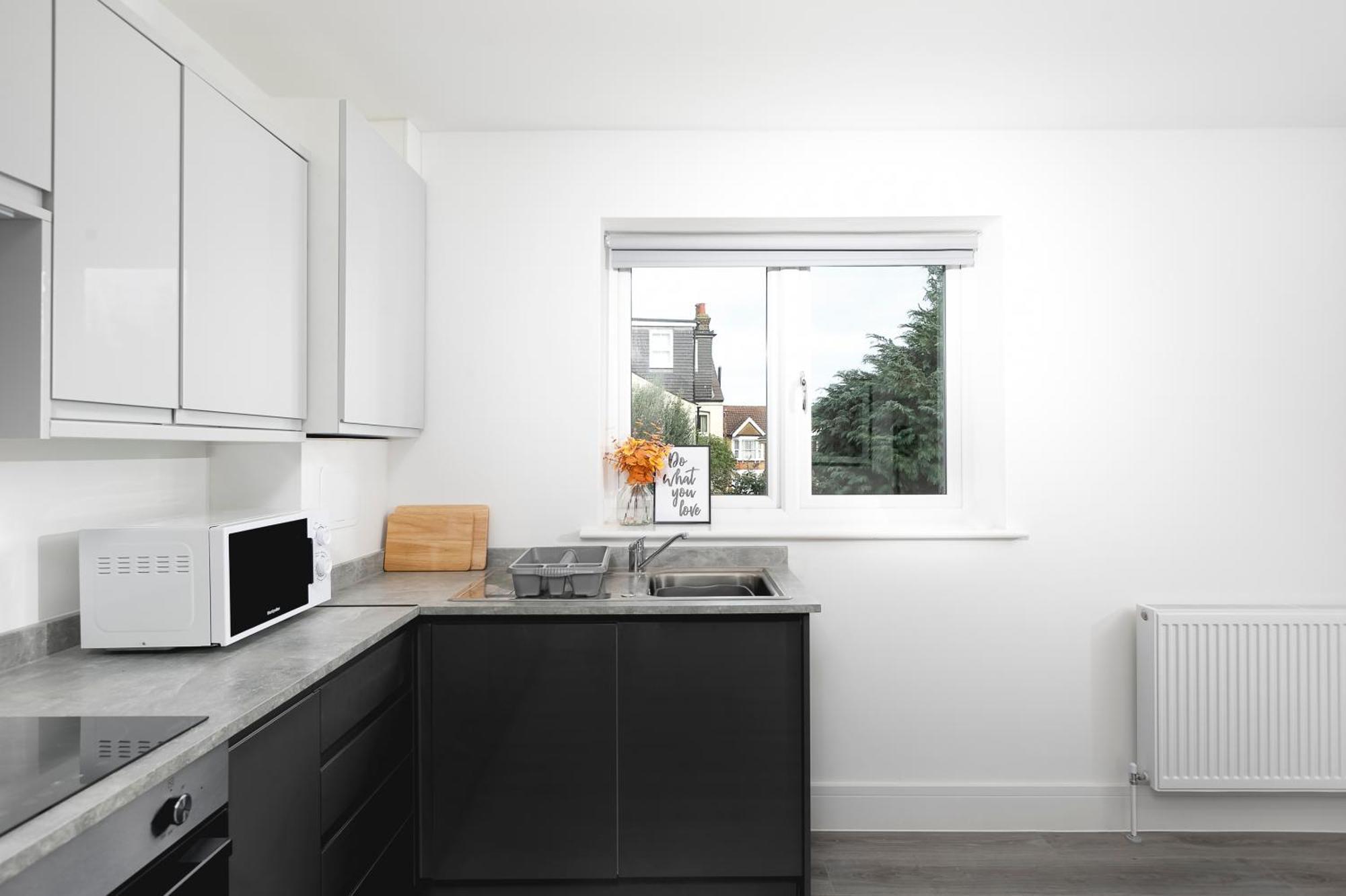 Cozy Apartments With King Size Beds Near Enfield Town & Chase Farm Train Stations With Wifi And Parking Esterno foto