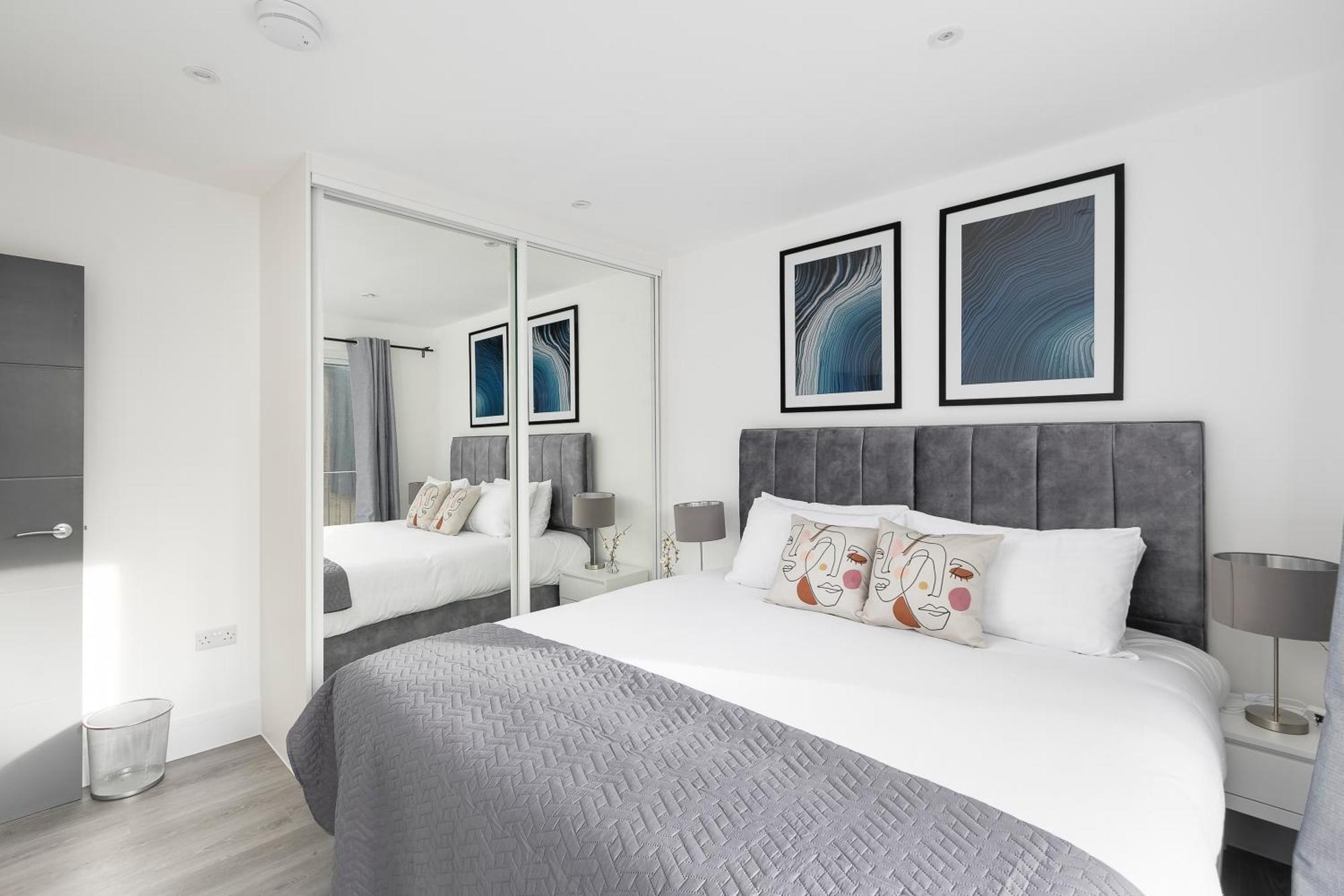 Cozy Apartments With King Size Beds Near Enfield Town & Chase Farm Train Stations With Wifi And Parking Esterno foto