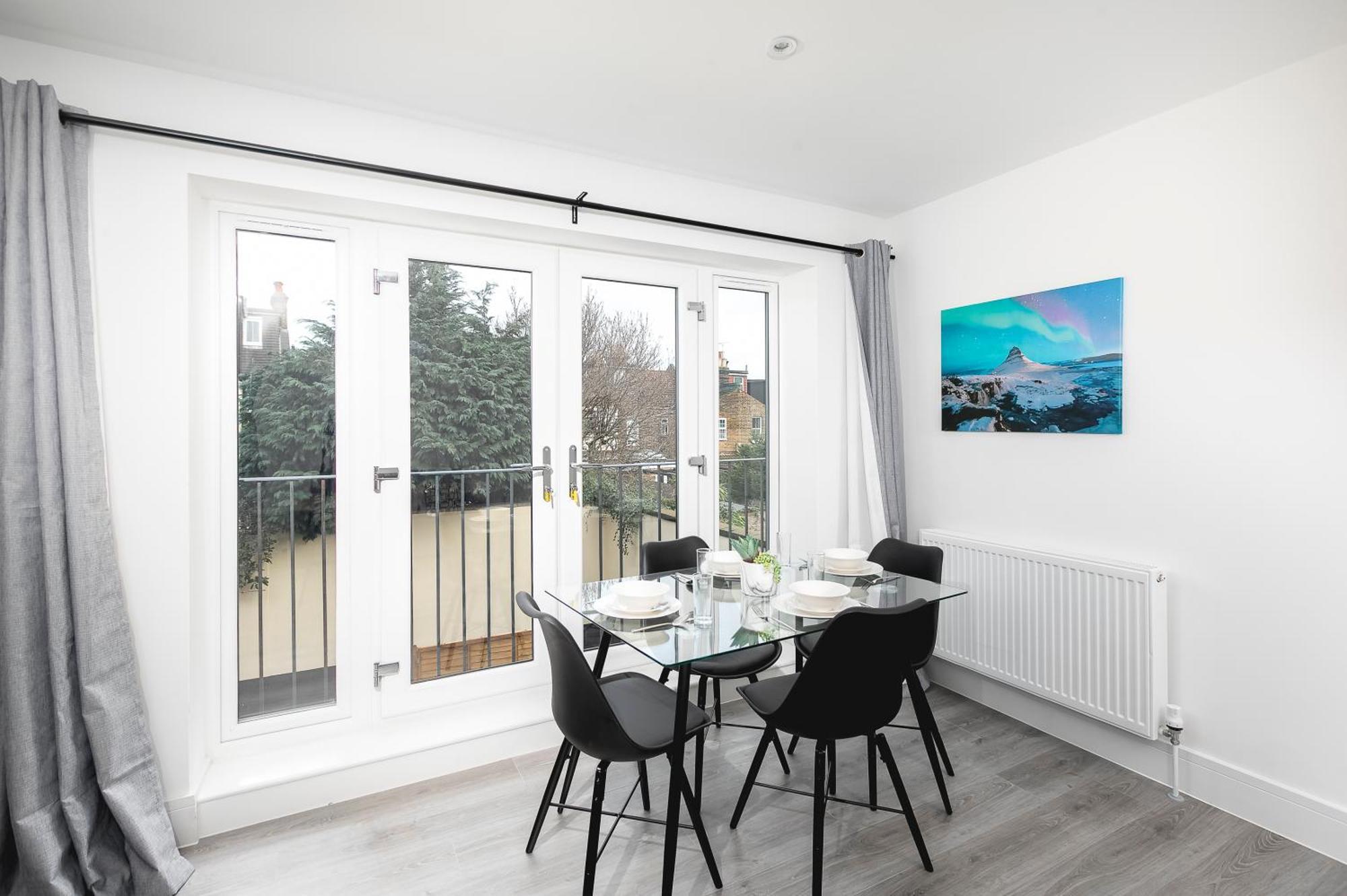 Cozy Apartments With King Size Beds Near Enfield Town & Chase Farm Train Stations With Wifi And Parking Esterno foto