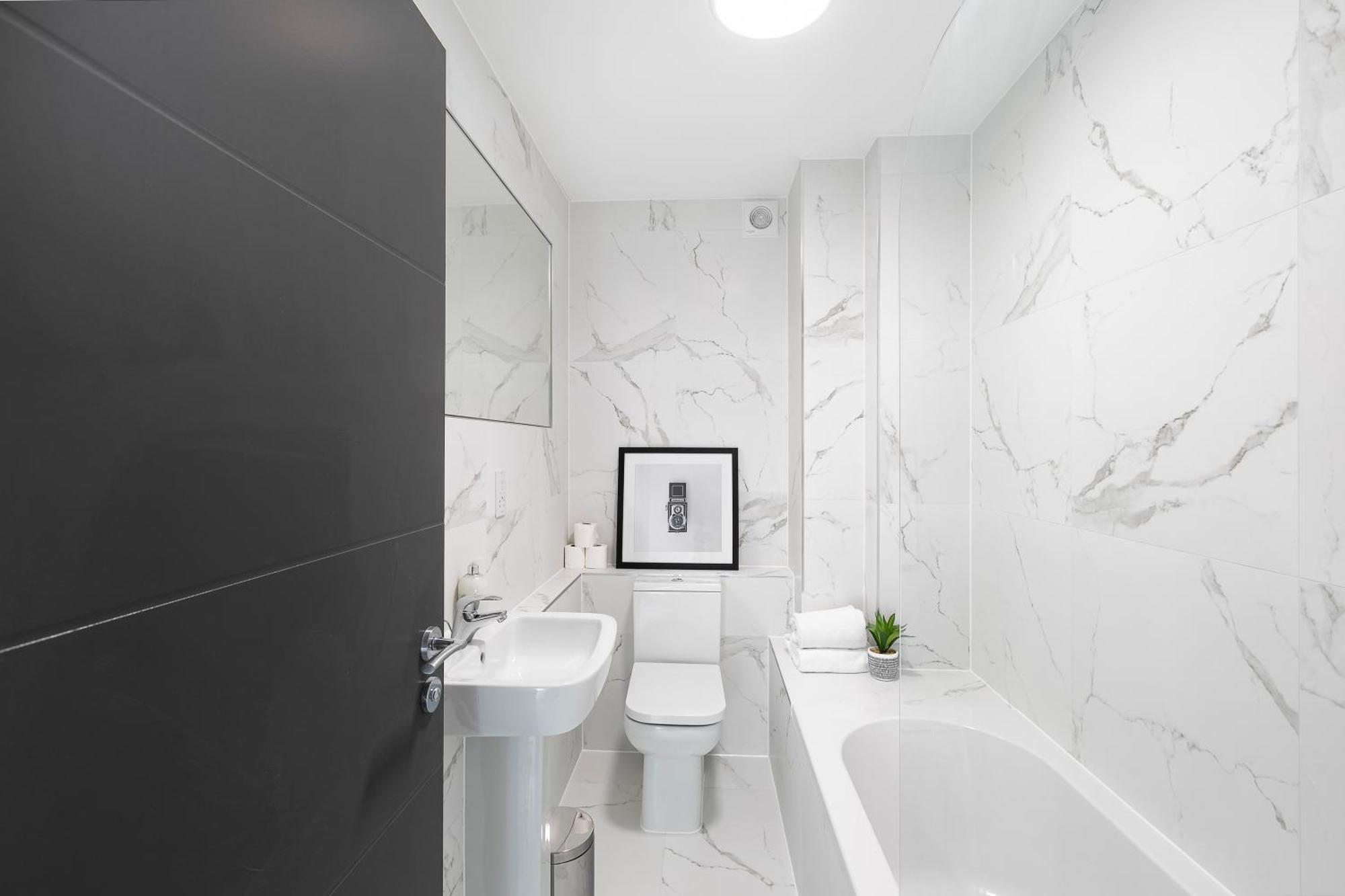 Cozy Apartments With King Size Beds Near Enfield Town & Chase Farm Train Stations With Wifi And Parking Esterno foto