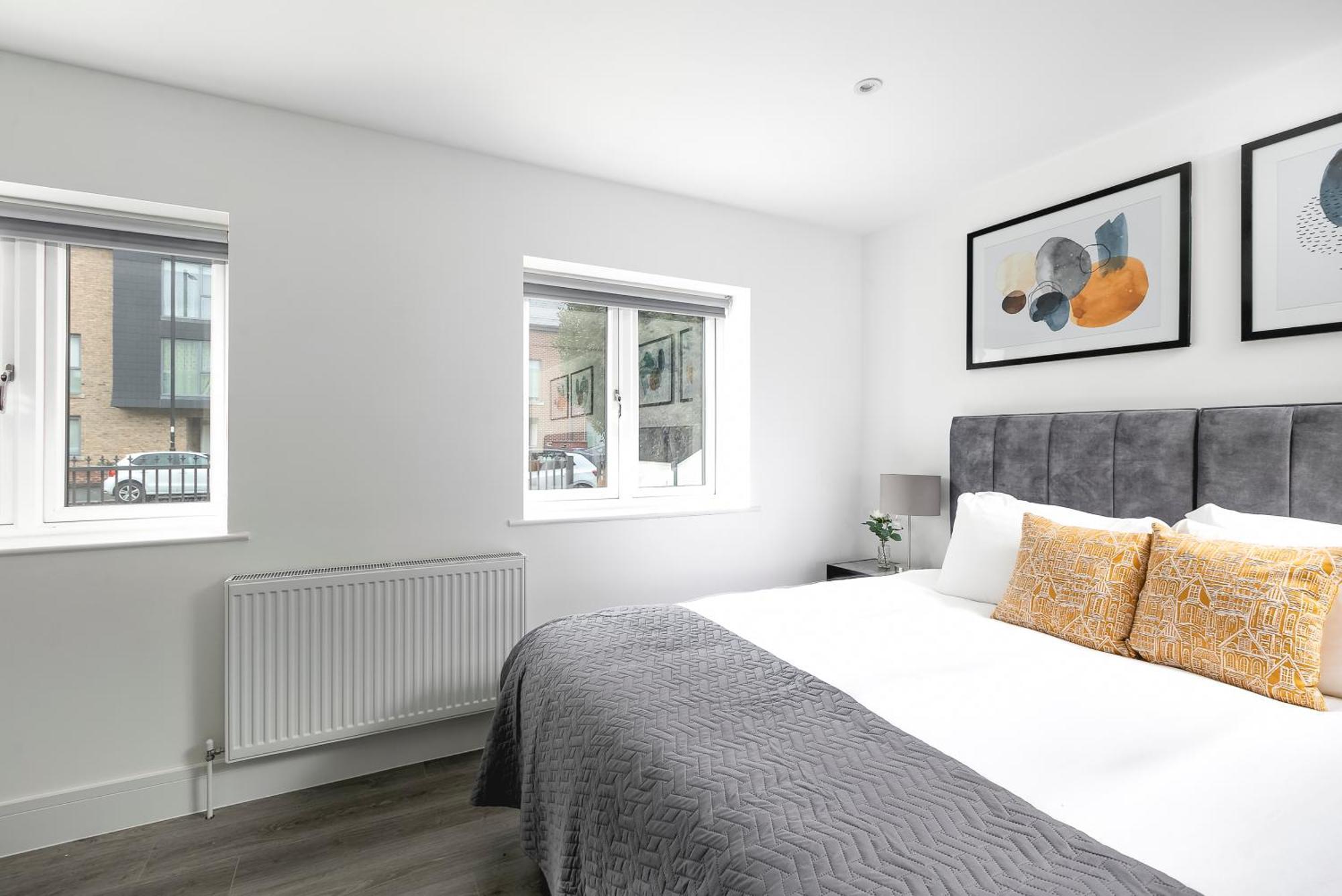 Cozy Apartments With King Size Beds Near Enfield Town & Chase Farm Train Stations With Wifi And Parking Esterno foto