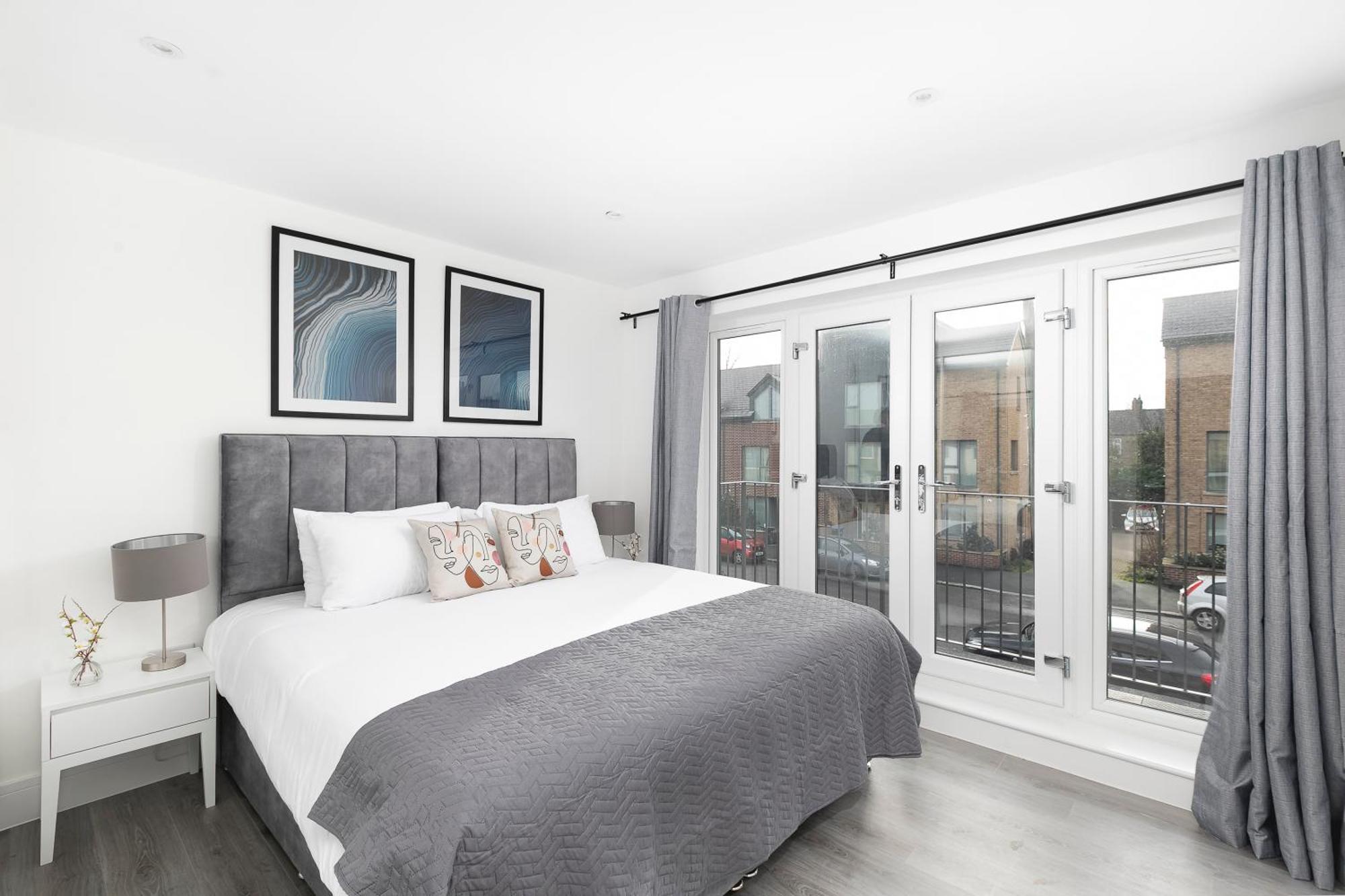 Cozy Apartments With King Size Beds Near Enfield Town & Chase Farm Train Stations With Wifi And Parking Esterno foto